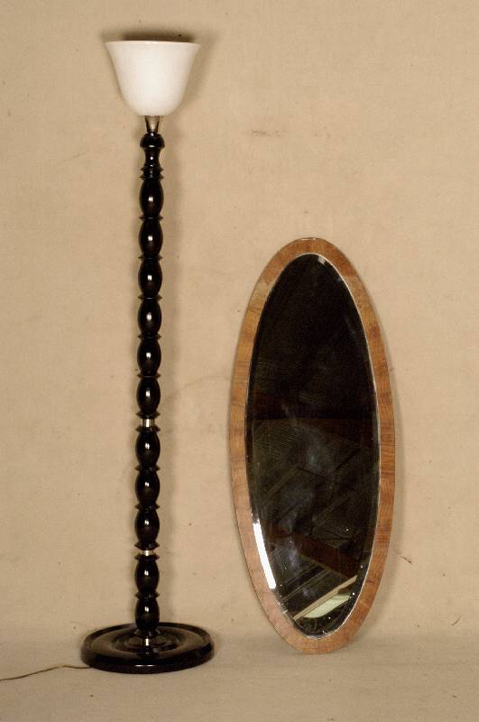 ArtDeco-Stehlampe, Frankreich, um 1930, schwarz gefasster Holzfuß, Einzelsegmente mit Chromzierringen durchbrochen, weißer Opalglas- schirm mit ...