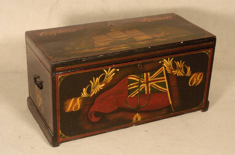 Seekiste, nach dem Vorbild um 1869, Weich- holz, Bemalung mit Seegelschiff, Namensbenen- nung und Union Jack, mit Dokumentenfach, OberflÄche ...