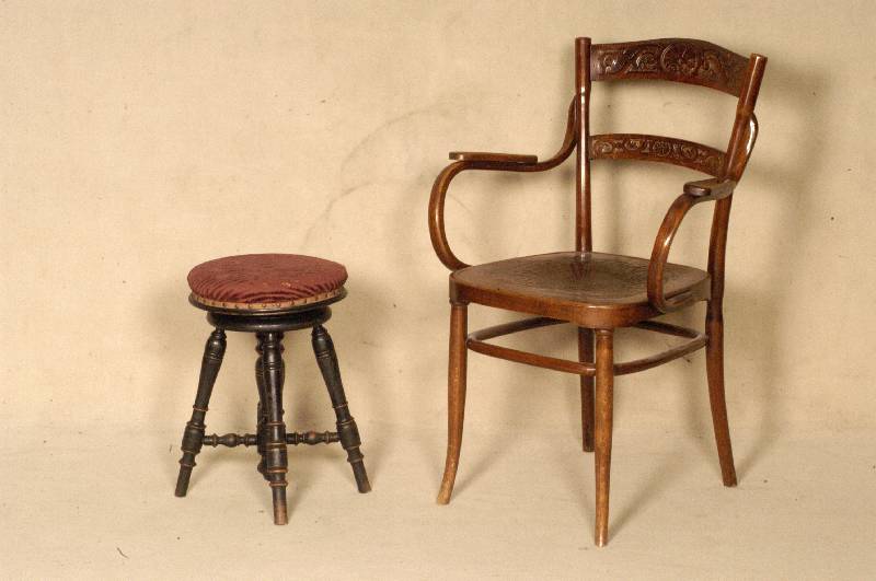 Drehhocker, wohl Belgien, um 1870/80, Spindel Eisen, FÜße und SÄulen mit Sprossen verschrÄnkt, reiche Drechselarbeit, ursprÜng- lich schwarz ...