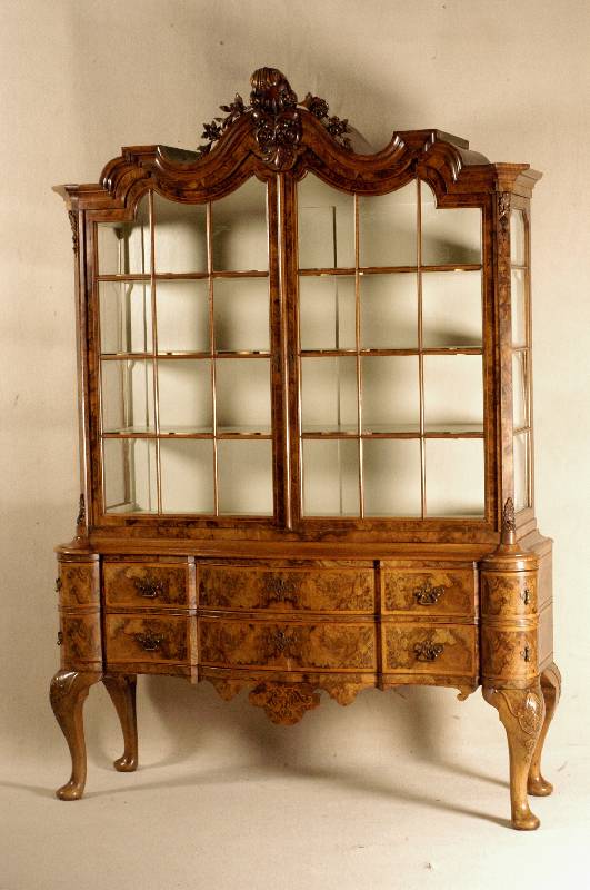 Vitrinenschrank, nach dem niederlÄndischem Vorbild von 1900, Korpus Eiche massiv, Wurzelnußfurnier, doppelt bzw. 3-fach gespiegelt, Front 3-fach ...