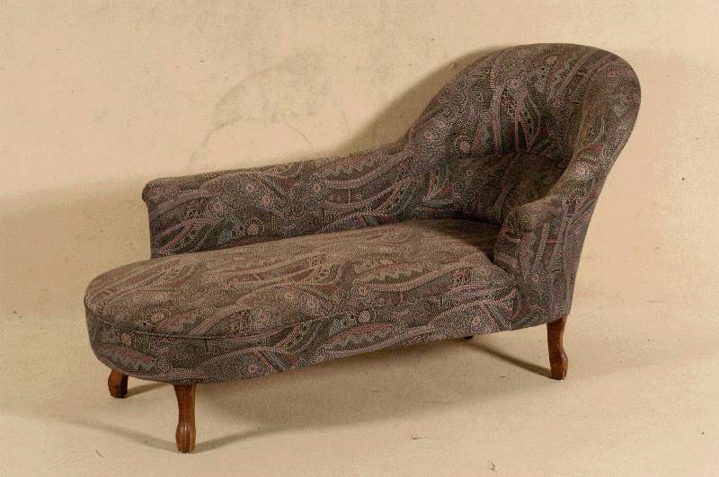 Recamiere, deutsch, um 1870/80, im Stil von 1840/45, Gestell Buche und Weichholz, FÜße Nußbaum massiv, 2 Zierrillen, neu aufgepols- tert, ...