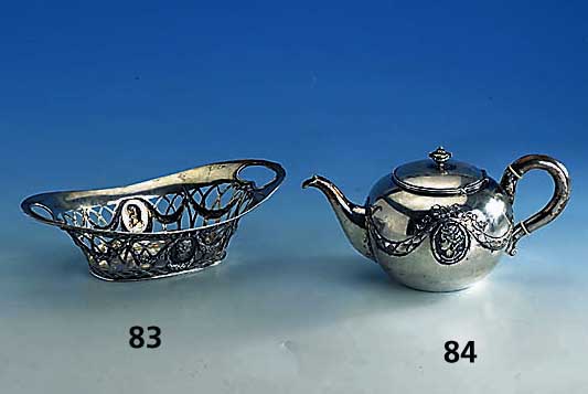 Anbietschale, 13-lÖtig, Hanau, wohl Schleis- ner, um 1900, nachgestochen, nach dem Vorbild von 1790/1810, Girlandendekor, Darst. v. Fr. Dubarry ...