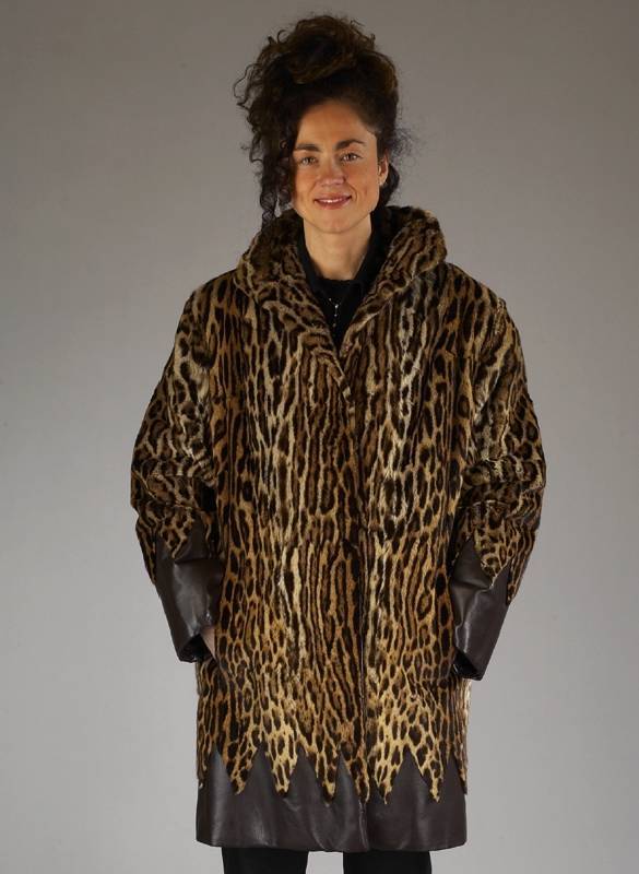 Ozelot-Longjacke, Gr. ca. 40, Saum und BÜndchen mit braunem Glattleder im Zickzackmuster, gekauft in den 70er Jahren beim Pelzhaus Kunz, ...