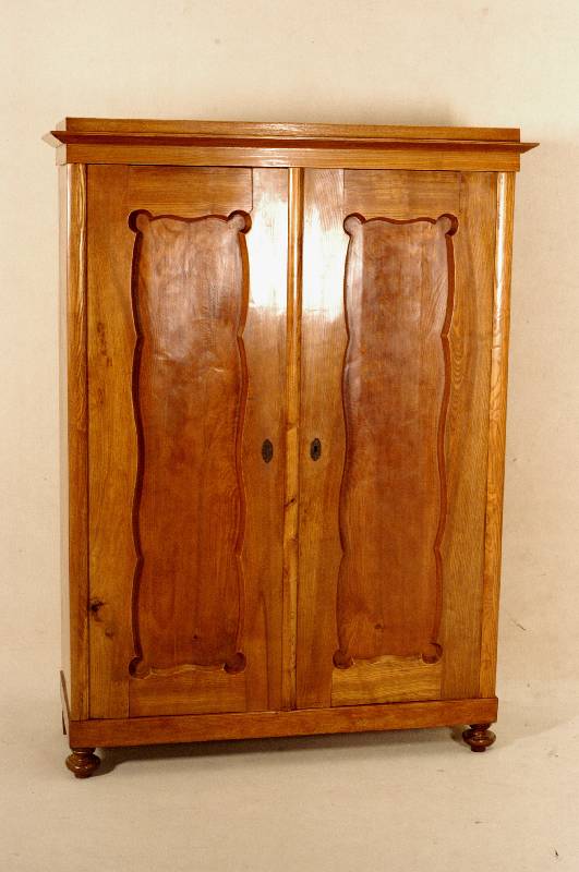 Schrank, wohl deutsch, um 1860/70, Ulme massiv, 2-tÜrig, zerlegbar, Bodenbretter im Sockelbereich altersbedingt beschÄdigt, ca. 183x133x52 cm
