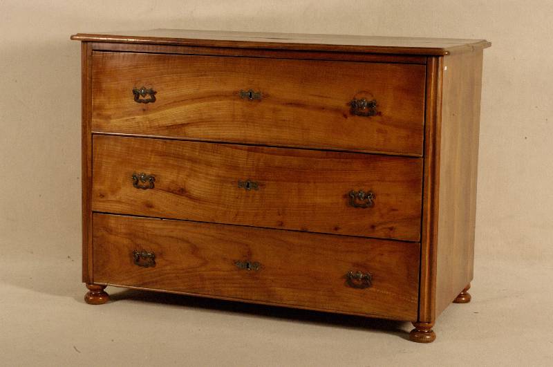 Kommode, wohl deutsch, um 1870, Kirschholz massiv, 3-schÜbig, Alters- und Gebrauchsspuren, ohne SchlÜssel, ca. 89x124x62 cm