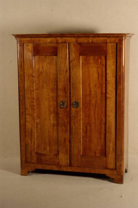 SpÄtbiedermeier-WÄscheschrank, wohl deutsch, um 1850/60, Kirschbaum massiv, Kirschbaumfurnier, zweitÜrig, gerade RechteckfÜllungen, im Inneren ...
