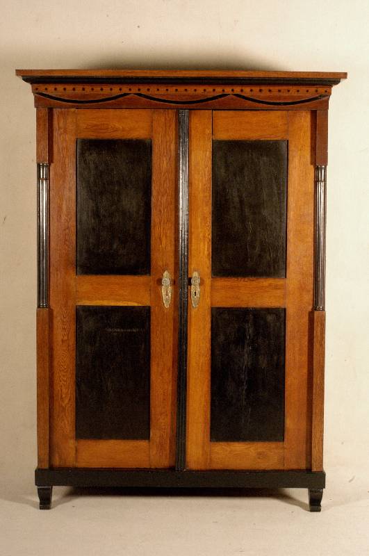 Schrank, wohl deutsch, um 1850, Eiche massiv, auf Rahmen und FÜllung gearbeitet, zerlegbar, Innenfelder, seitliche HalbsÄulen, Kopf- und ...