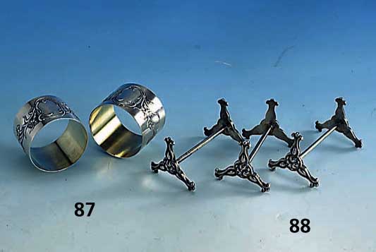 Paar Serviettenringe, Frankreich um 1900, reiner Jugendstil, 950er Silber, Innenverg., Meistermarke AD, umlaufender floraler Dekor, Kartuschen ...