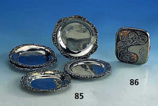 Zigarettenetui, wohl Frankreich um 1900, Jugendstil, Silber, teilvergoldet, Vorderseite mit Liliendekor in asym. Aufbau, Bes.-Monogr., l. ...