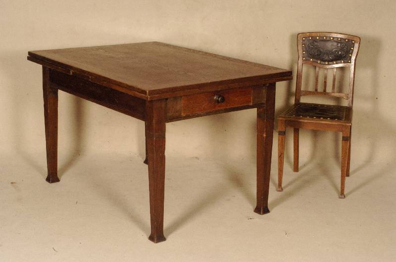 Ausziehtisch, deutsch, um 1900/04, Jugend- stil, Korpus Weichholz, Buche und Eiche massiv , Eichefurnier, flÄchig verlegt, schÖne Maserung, ...