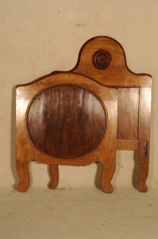 Kinderbett, deutsch, um 1870/80, Korpus Weichholz, Nußbaum massiv, Wurzelnußfurnier gespiegelt, kleinere Schwundrisse, aufgesetzte Schnitzerei ...