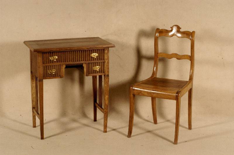 Schreib- bzw. Schminktisch, deutsch, um 1902/04, Jugendstil, Front liniert sogenannter Zahnfries, Platte doppelt getreppt mit runder Furnierleiste, ...