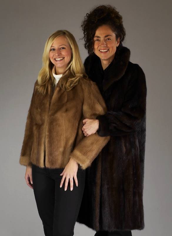 Konvolut Nerzmantel und -jacke, Gr. 36/38, 1 x hellbraune Kurzjacke, Innenfutter hell- braune Seide, 1 Innentasche, RÜckenl. ca. 54 cm; 1 x ...