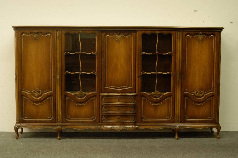Schrank, Warrings Serie Malmedy, um 1975/80, komplett auf Rahmen gearbeitet, FÜße Bildhauerarbeit aus dem Vollholz geschnitzt, Schnitzerei z.T. ...