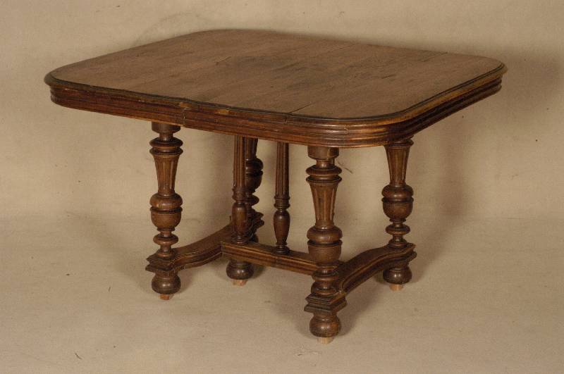 Ausziehtisch, Frankreich, um 1880/90, Dijon, Gestell Nußbaum massiv, Drechselarbeit in Balusterform, leicht schwundrissig, Reste alten ...
