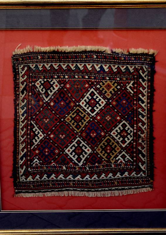 Shahsawan sumagh, Taschenfront,Persien, um 1880, Wolle auf Wolle, ca. 53 x 50 cm(Rahmen 90.83), Schätzwert: 1200.- EURO, EHZ: 3