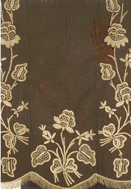 Bergama Frauenschürze,der, Y?r?ken, um 1900, Srtickerei mit Silber, ca. 70 x 70 cm, Schätzwert: 1000.- EURO, EHZ: 4