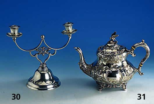 Teekanne, wohl deutsch um 1860, Metall ver- silbert, reich graviert und ziseliert, reine Handarbeit, DeckelbekrÖnung mit Vogel und Weinlaub, ...