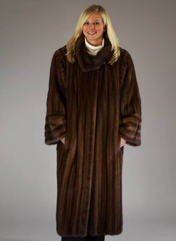 Dunkelbrauner Nerzmantel, Gr. ca. 38/40, feine ausgelassene female-Felle, gerader Schnitt, angesetzte weite Ärmel, breiter Bund querverarbeitet, ...