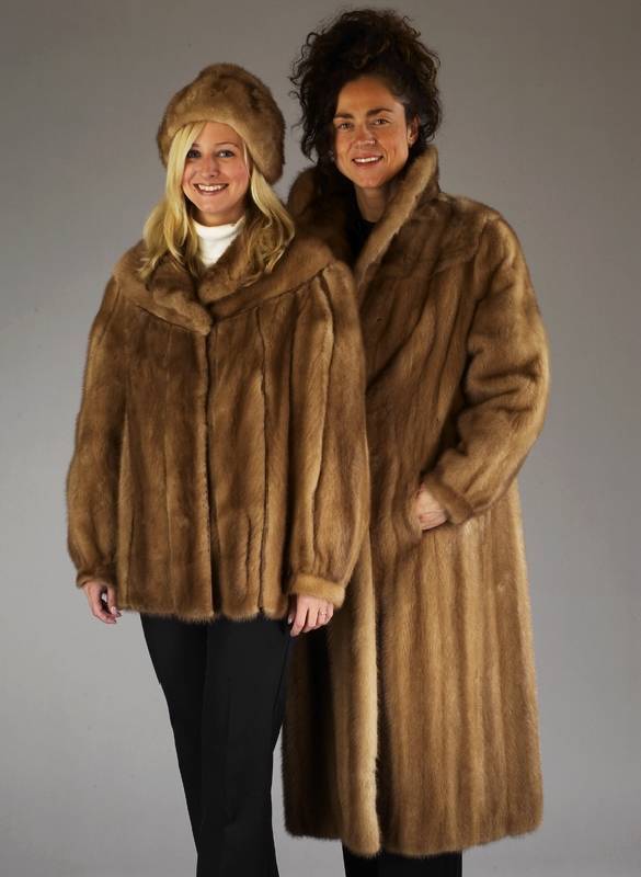 Konvolut Nerzmantel und Nerzjacke mit MÜtze. hellbraun, Gr. 40, Mantel: Ärmel mit BÜndchen, 2 Einschubtaschen, braunes Innen- futter mit ...