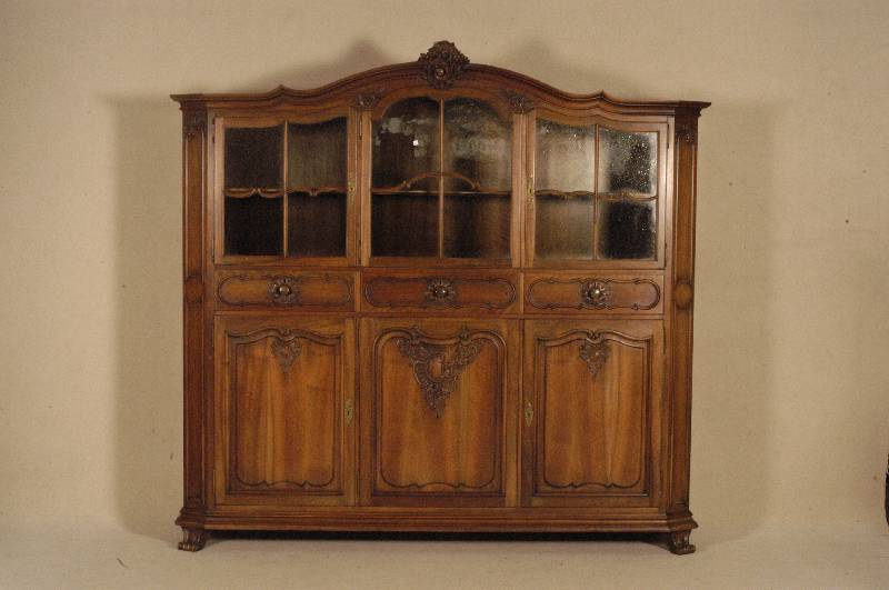 Glasschrank, deutsch, um 1930, Nußbaum massiv, Nußbaumfurnier, Barockstil, Kopfteil mehrfach geschwungen mit floralen Abschlußschnitzereien, ...