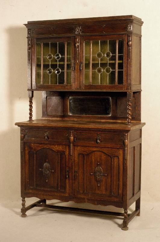 AufsatzmÖbel, England, um 1910, Korpus Eiche und Weichholz, Eichefurnier, Front auf Rahmen gearbeitet, aufgesetzte Applikationen, Oberteil ...