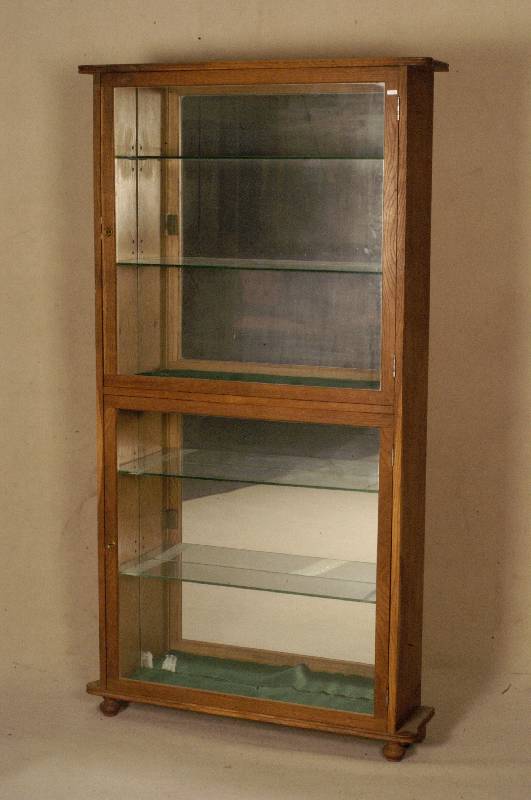 Verkaufsvitrine, deutsch, um 1910, auf Rahmen gearbeitet, Eiche massiv, Eichefurnier, RÜckseite verspiegelt, 4 GlasbÖden, Boden und Deckplatte ...