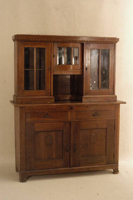 AufsatzmÖbel, deutsch, um 1910, Korpus Weichholz, Buche und Eiche massiv, Eichefur- nier, Front auf Rahmen gearbeitet, aufge- setzte stiltypische ...