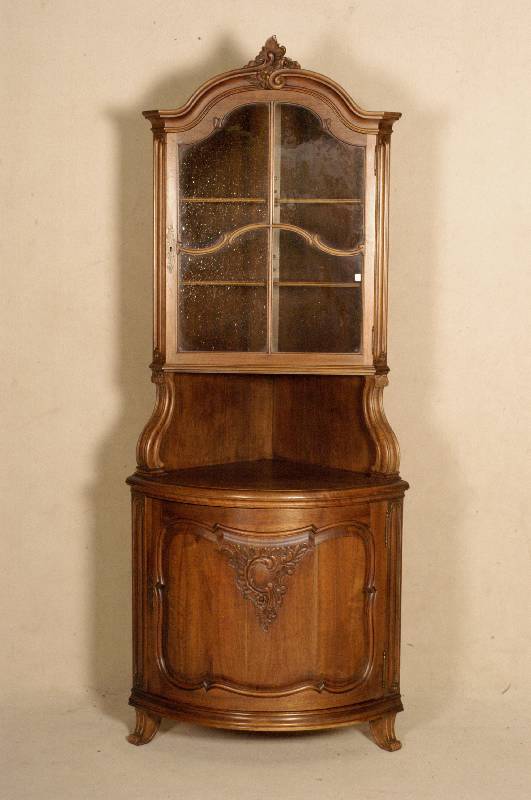 Eckschrank, deutsch, um 1930, Nußbaum massiv , Nußbaumfurnier, MÖbel im Stile des Barock, Kopfteil geschwungen, mit Abschlußschnitzerei, ...