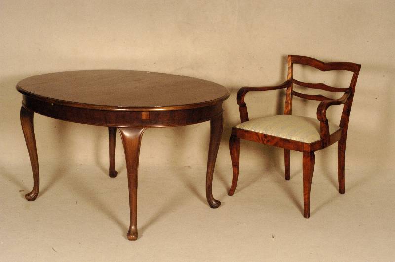 Tisch, deutsch, um 1930, Chippendale Stil, oval, Nußbaum massiv, Nußbaumfurnier, Tisch- platte geteilt und zweiseitig ausziehbar, ge- schwungene ...