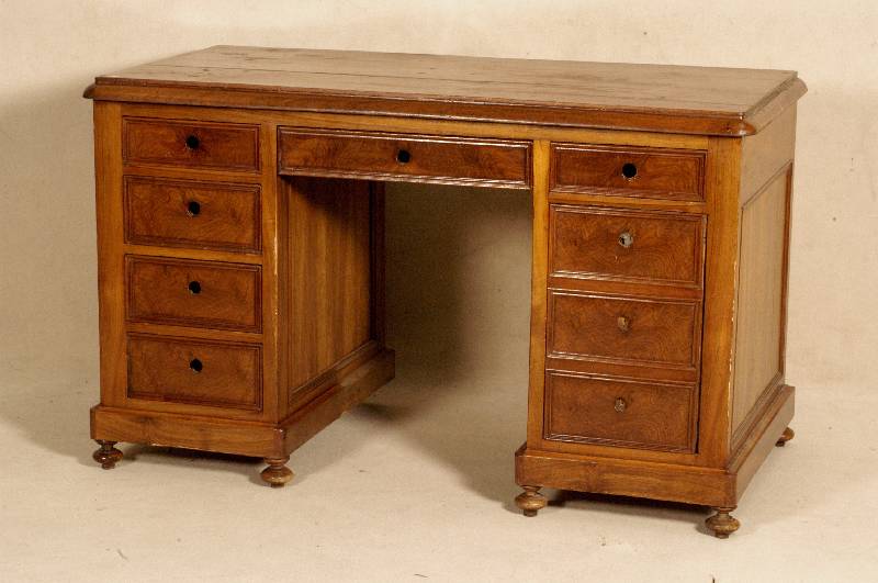 Schreibtisch, deutsch, um 1880, Korpus Eiche und Nußbaum, Wurzelnußfurnier, linke Seite mit 4 SchÜben, eine Mittelschublade, rechte Seite mit ...