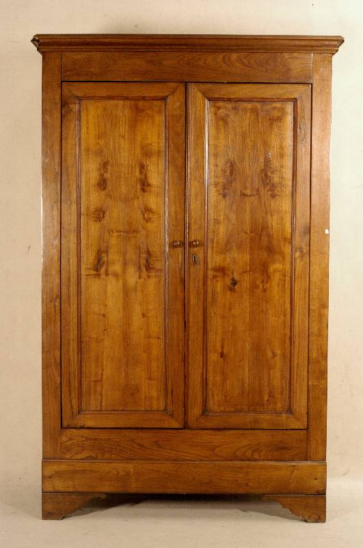 Schrank, Elsaß/Lothringen, 19. Jhd., Esche massiv, doppeltÜriger Korpus mit kassettierten TÜrfÜllungen, Kopfteil mit losen Leisten die ...