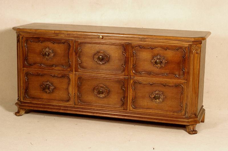 Kredenz, deutsch, um 1930, Nußbaum massiv, Nußbaumfurnier, MÖbel im Stile des Barock, 3 TÜren als BlendschÜbe gearbeitet, jeweils mit ...