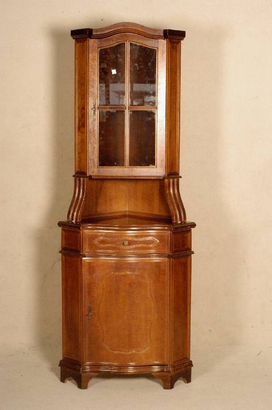 Eckvitrine, Italien, Barockstil, profilierte Rahmenleisten auf Schub und TÜr, Oberteil verglast und verstrebt, geschwungenes Kopfteil , zierliches ...