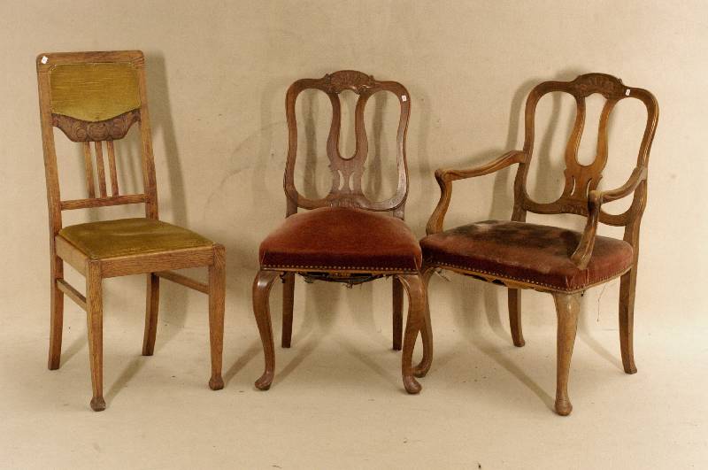 4 StÜhle, deutsch, um 1910, Eiche massiv, florale Schnitzerei, hohe Lehne, konische Stuhlbeine, Stoffbezug sekundÄr, ca. 103x45x50 cm, Sh. ca. ...