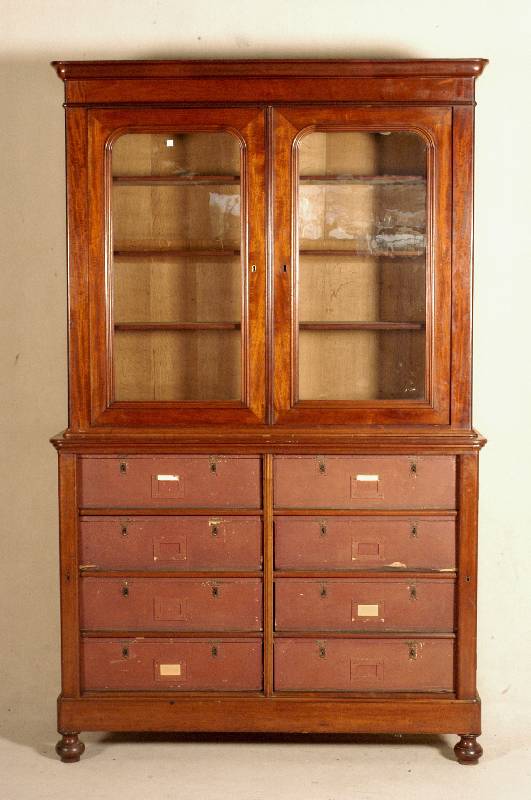 Dokumentenschrank, England, um 1900, Korpus Eiche, Mahagonifurnier, Oberteil 2 TÜren ver- glast, in geschungenem Rahmenprofil, 2 Ein- legebÖden, ...