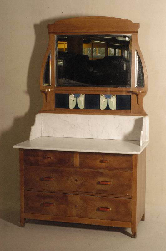 Kommode, deutsch, um 1910, Jugendstil, Korpus Weichholz, Nußbaumfurnier, asymetrisch angeordnet, 4 SchÜbe, weiße Marmorplatte, diese mit einem ...