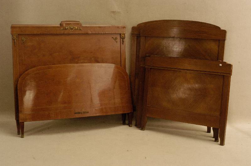 Doppelbett, deutsch, um 1920, Jugendstil, Weichholz, Nußbaumfurnier, geschwungenes Kopfteil, Furnierbild asymetrisch, Nutenprofil , Betten sind ...