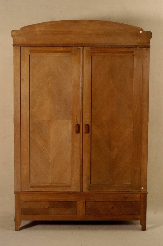 Kleiderschrank, deutsch, um 1910, Jugendstil , Korpus Weichholz, Nußbaumfurnier, 2-tÜrig, Kopfteil geschwungene AusfÜhrung, Sockelge- schoß mit ...