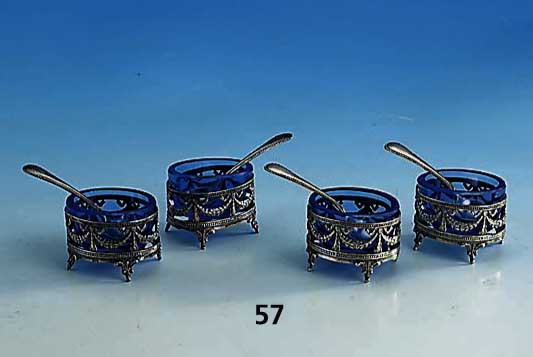 4 SalzschÄlchen mit blauem Glaseinsatz, 800er Silber, um 1900, wohl Hanau, Rocaillen- verzierung, mit 4 LÖffelchen (plated)