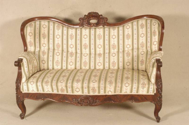 2-sitzer Sofa, deutsch, um 1880, Nußbaum massiv, Nußbaumfurnier, allseitig geschweift, Florale- und Medaillonschnitzerei, RÜcken 3-fach ...