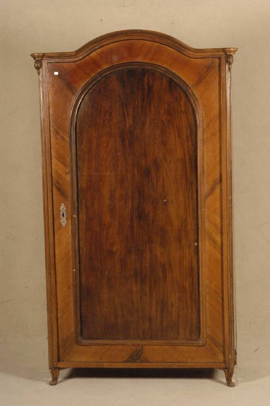 WÄscheschrank, mitteldeutsch, um 1860/70, Korpus Weichholz, Wurzelnußfurnier z.T. ge- spiegelt, Mittelteil kaukasich Nußbaum gespie- gelt, ...