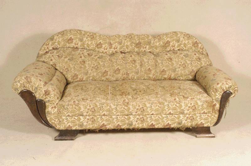 Couch, deutsch, um 1935/38, Korpus Buche auf Nußbaum gebeizt, asymetrische Anordnung, RÜcken doppelt geschweift, 4 AbnÄhungen, zeittypisch, ...