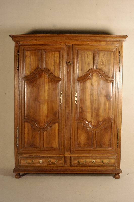 Dielenschrank, Elsaß/Lothringen, um 1770/80, Nußbaum massiv, auf Rahmen gearbeitet, sogenannter Steckschrank, Front 10-fach gefeldert, Inlets ...