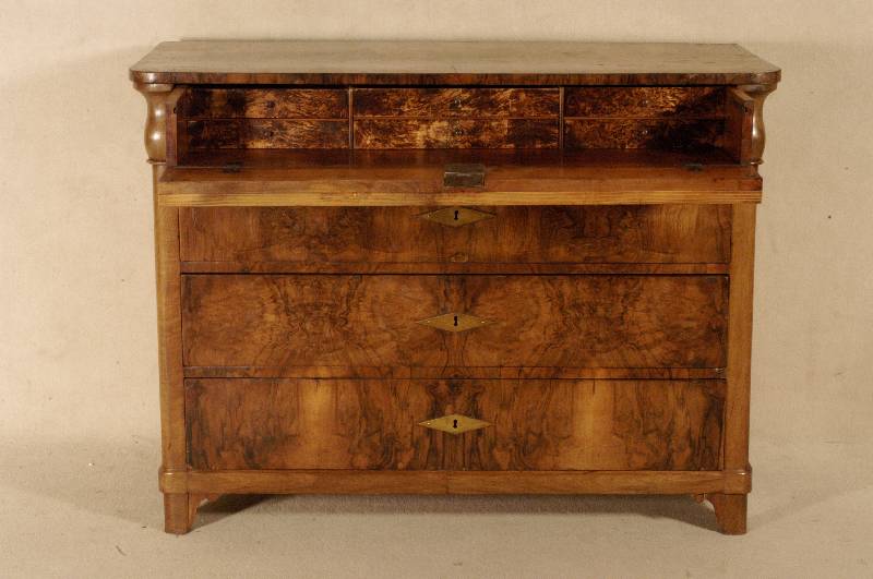 Schreibkommode, deutsch, um 1830/40, SpÄtbiedermeier, Korpus Weichholz, Wurzelnußfurnier durchgehend gespiegelt, sehr elegant, Ecken Nußbaum ...