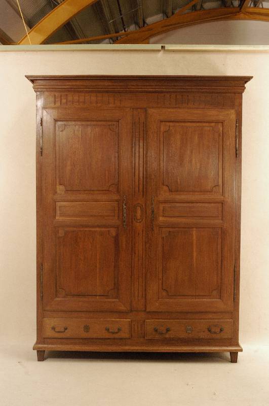 Dielenschrank, Lothringen, um 1760/70, Front und Seiten Eiche massiv, RÜcken und EinlegebÖden Weichholz, original Schloß und BeschlÄge, ...