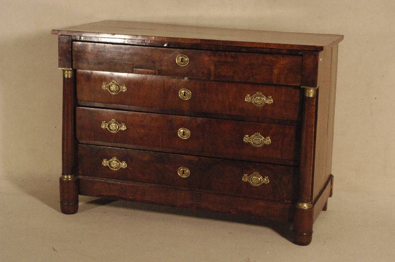 Kommode, mitteldeutsch/wohl Dresden, um 1815/25 Korpus Weichholz, komplett auf Rahmen gearbeitet, durchgehendes Wurzelfurnier gespiegelt, ...