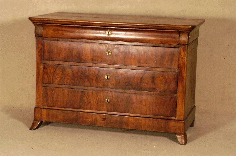Kommode, sÜddeutsch/wohl Pfalz, um 1830/40, 4-schÜbig, Korpus Weichholz, Wurzelnußfurnier gespiegelt, Seiten passig, Platte massiv Nußbaum, ...