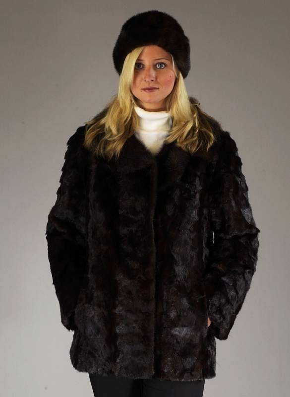 Dunkelbraune Nerzjacke, Gr. 38/40, braunes Innenfutter, RÜckenl. ca. 69 cm dazu eine NerzmÜtze