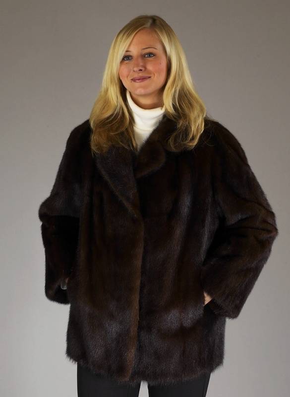 SAGA-MINK Dunkelbraune Nerzjacke, Gr. 46, Innenfutter dunkelbraune Seide, 2 Einschub- taschen, gerade Form, RÜckenl. ca. 67 cm